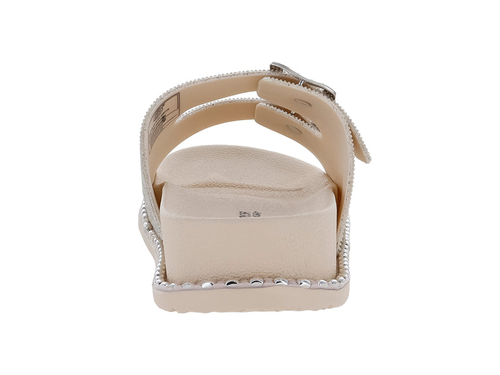 Sandalia beige para niña con acabado brillante, dos correas ajustables con hebilla y suela plana.