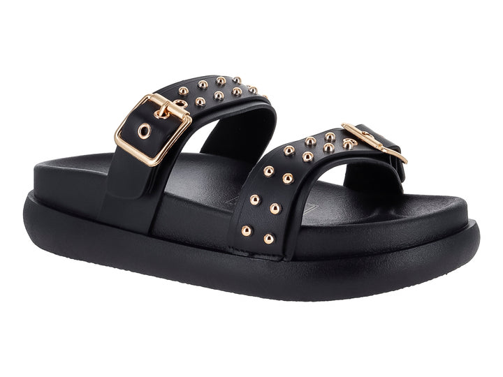 Sandalia negra de plataforma con hebilla y tachuelas doradas.