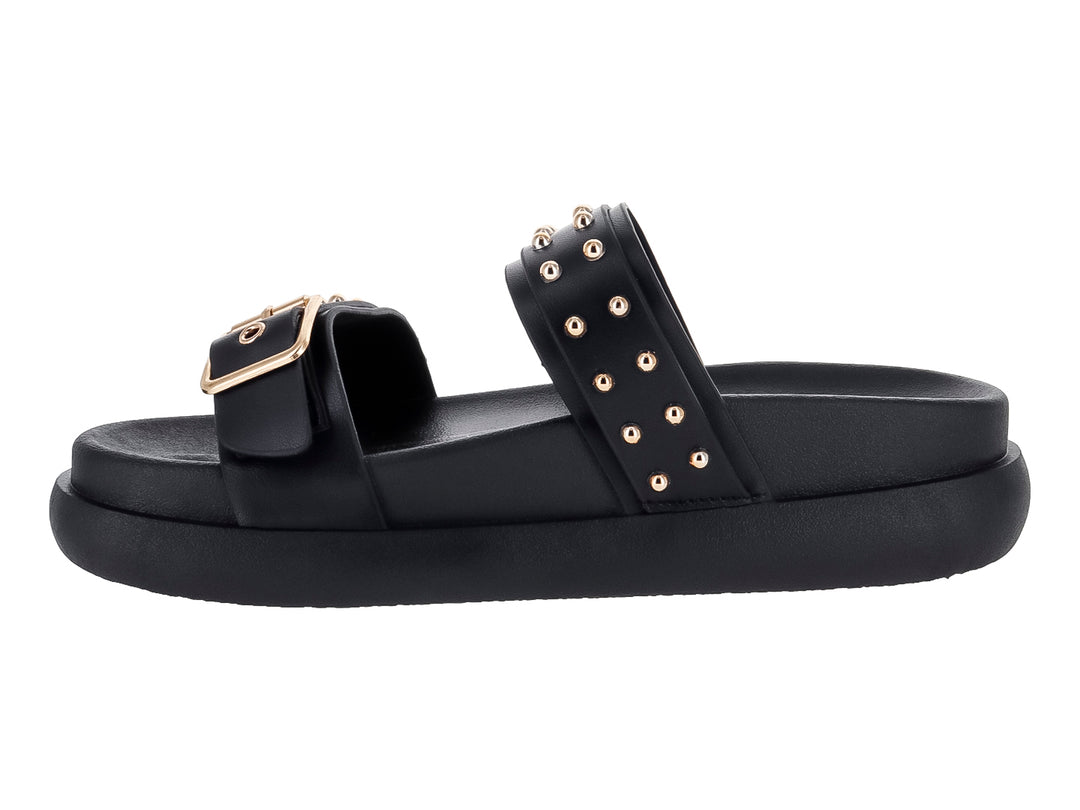 Sandalia negra de plataforma con hebilla y tachuelas doradas.