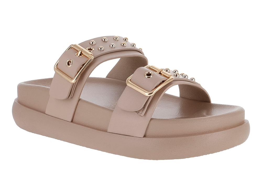 Sandalia color taupe con suela de plataforma y dos correas con hebillas doradas.