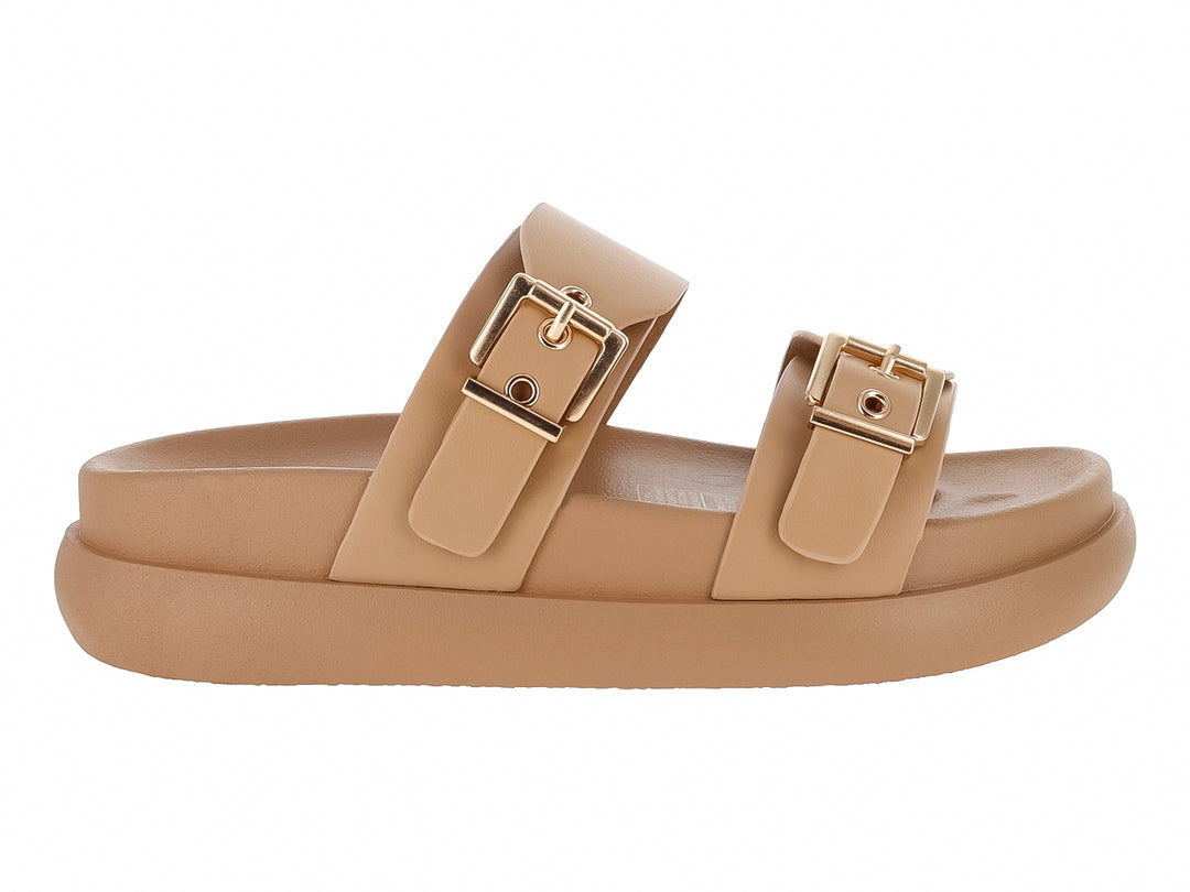 Sandalia de plataforma color camel con dos correas y hebillas doradas.