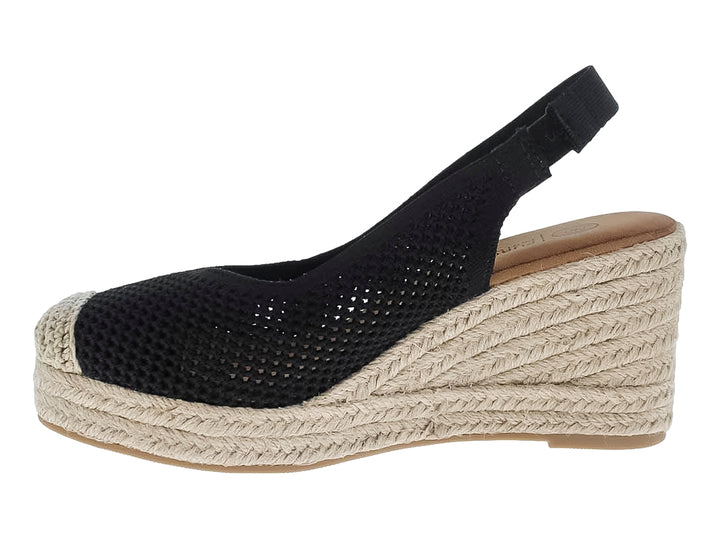 Sandalia de cuña color negro con tejido de malla y suela de yute beige.