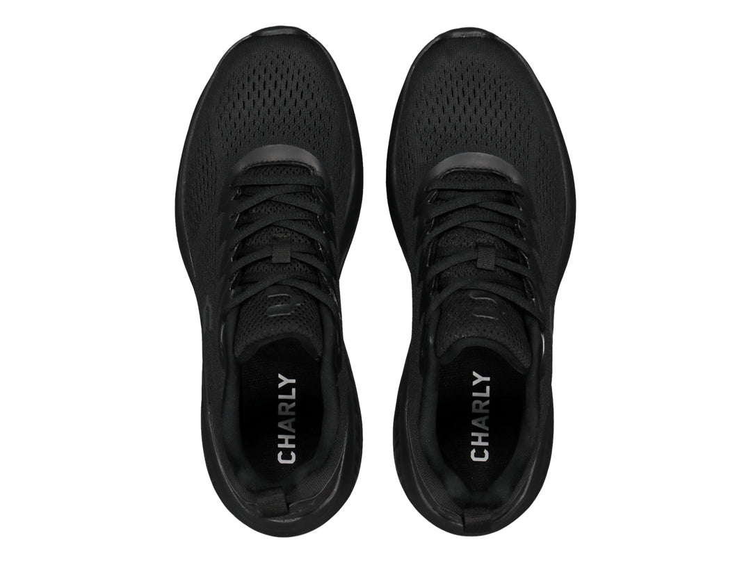 Tenis deportivos Charly en color negro total con suela gruesa y tejido transpirable.