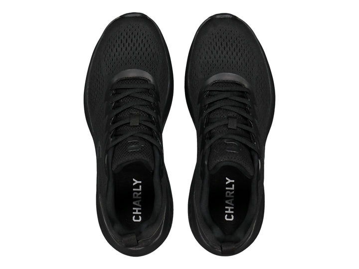 Tenis deportivos Charly en color negro total con suela gruesa y tejido transpirable.