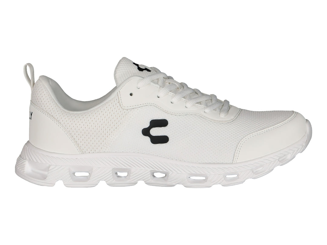 Tenis deportivos Charly de color blanco con logotipo negro en el costado y suela blanca.