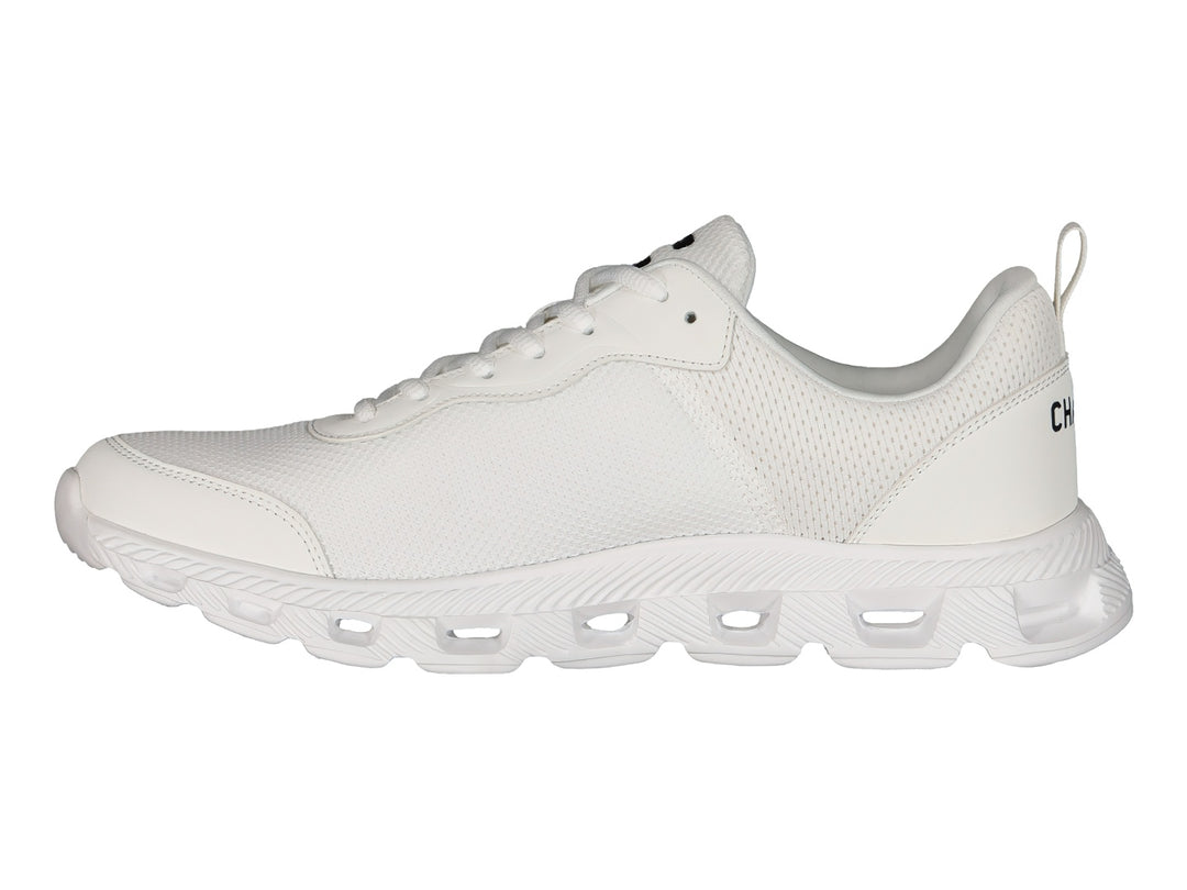 Tenis deportivos Charly de color blanco con logotipo negro en el costado y suela blanca.