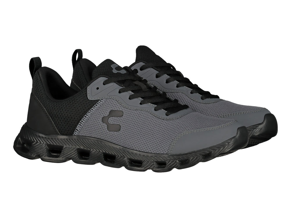 Tenis deportivos Charly en color negro y gris oxford con suela robusta y tejido de malla.