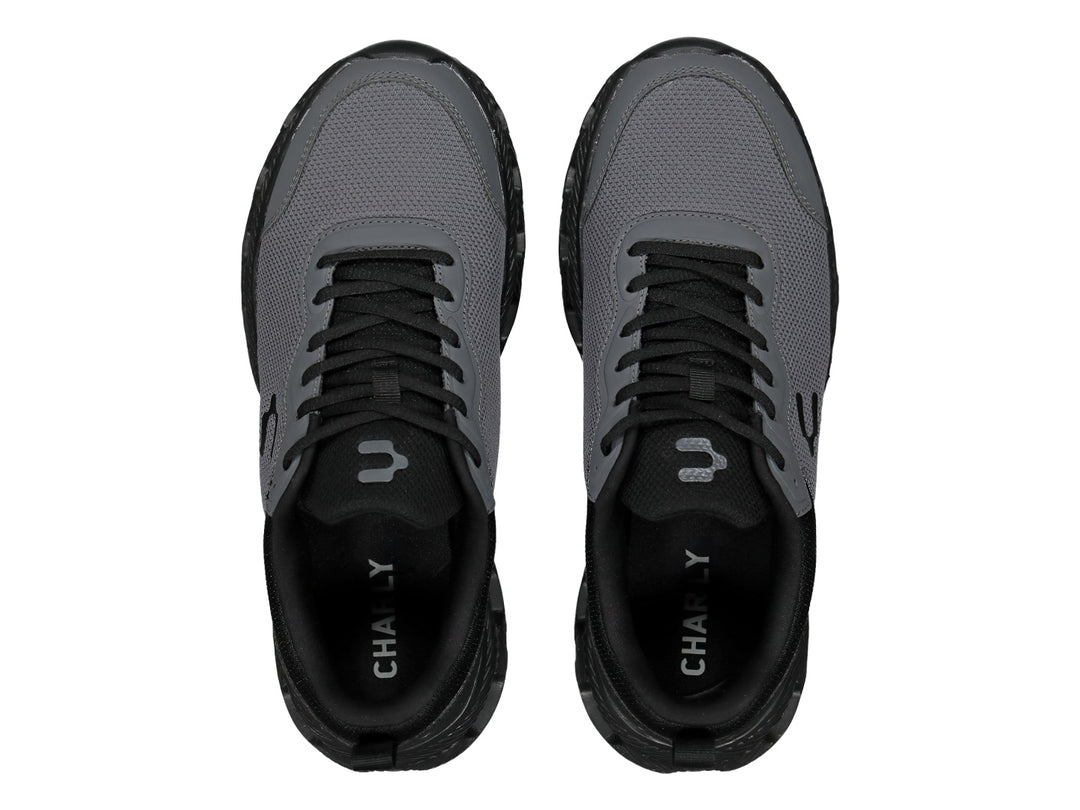 Tenis deportivos Charly en color negro y gris oxford con suela robusta y tejido de malla.