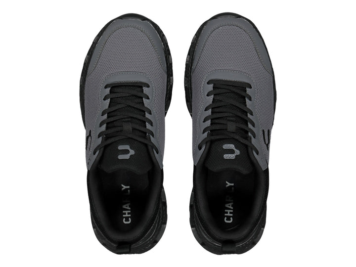 Tenis deportivos Charly en color negro y gris oxford con suela robusta y tejido de malla.