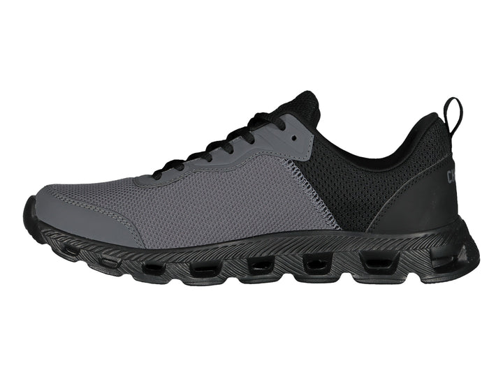 Tenis deportivos Charly en color negro y gris oxford con suela robusta y tejido de malla.