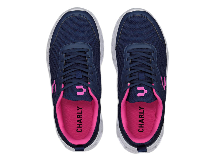 Tenis deportivos Charly color azul marino con detalles en fucsia y suela blanca.