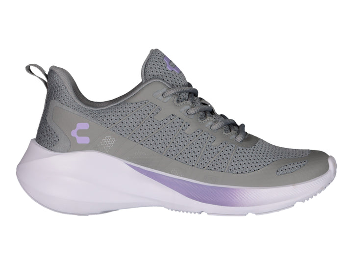 Tenis deportivos Charly de color gris con suela blanca y detalles en morado claro.