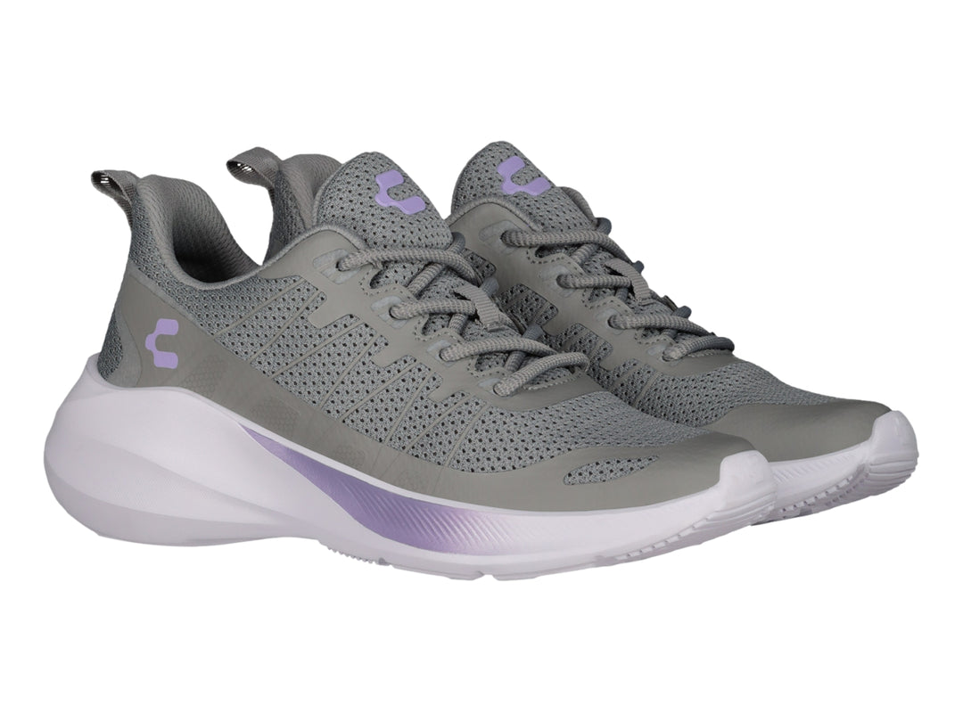 Tenis deportivos Charly de color gris con suela blanca y detalles en morado claro.