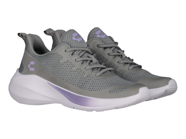 Tenis deportivos Charly de color gris con suela blanca y detalles en morado claro.