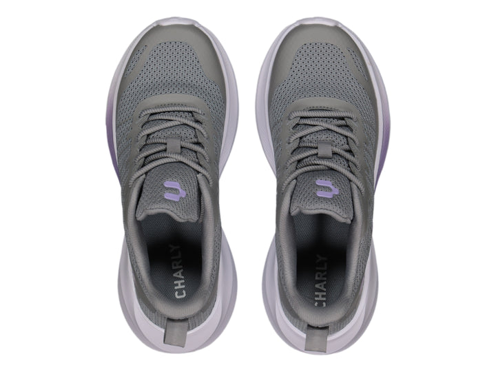 Tenis deportivos Charly de color gris con suela blanca y detalles en morado claro.