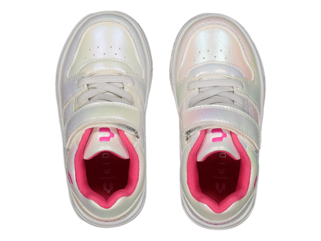 Tenis deportivos Charly blancos iridiscentes con suela y detalles en fucsia para Niña.
