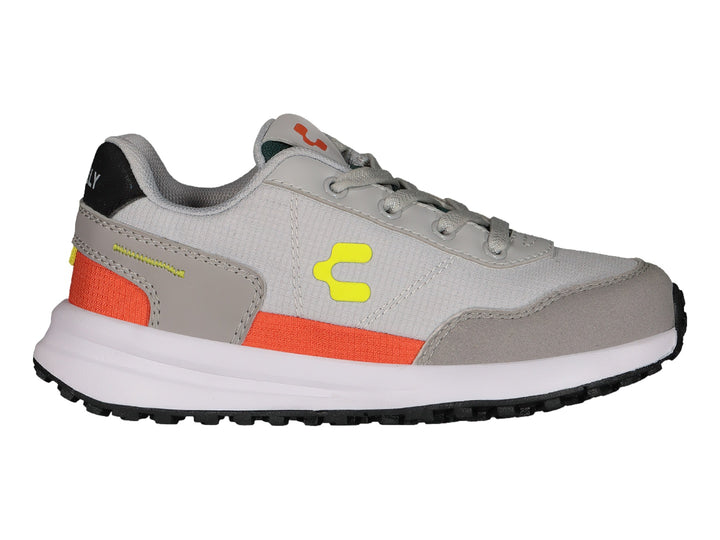 Tenis deportivos color gris con detalles en naranja y suela blanca.