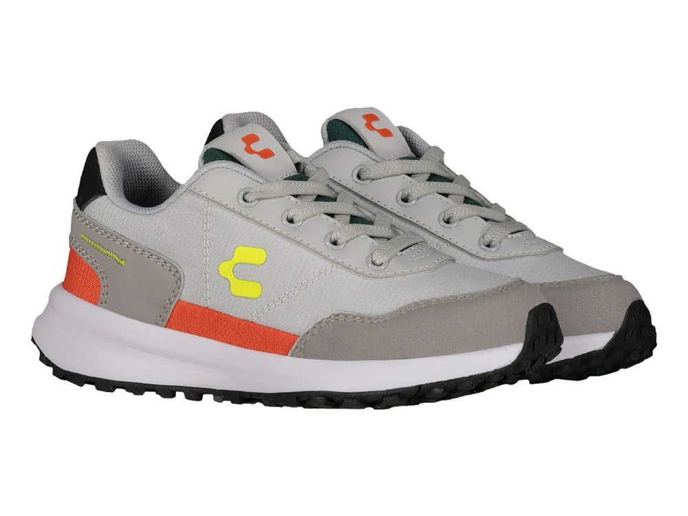 Tenis deportivos color gris con detalles en naranja y suela blanca.