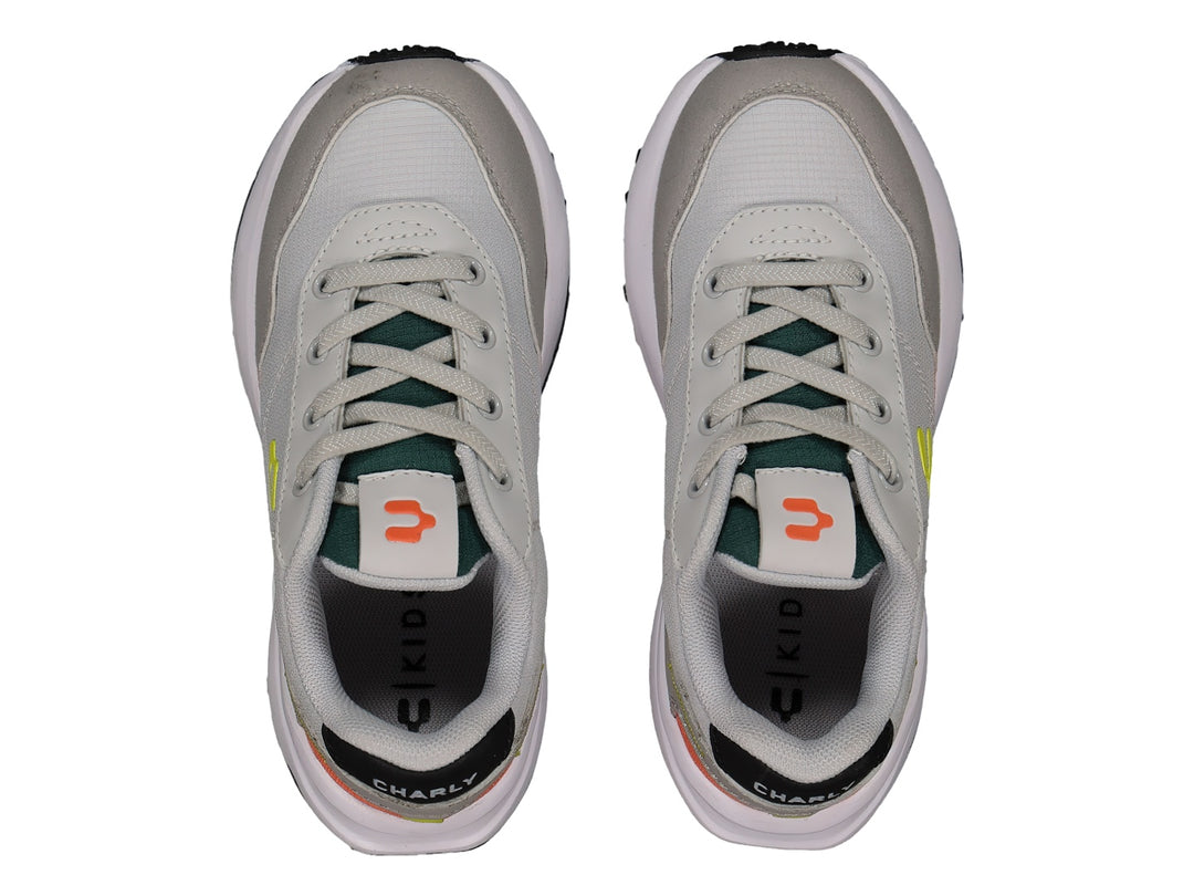 Tenis deportivos color gris con detalles en naranja y suela blanca.