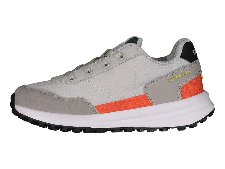 Tenis deportivos color gris con detalles en naranja y suela blanca.