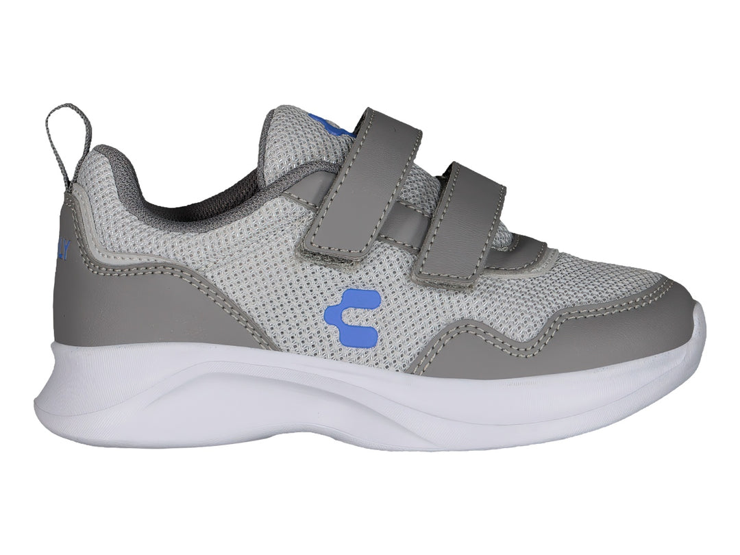 Tenis deportivos Charly color gris y blanco con cierre de velcro y suela blanca.