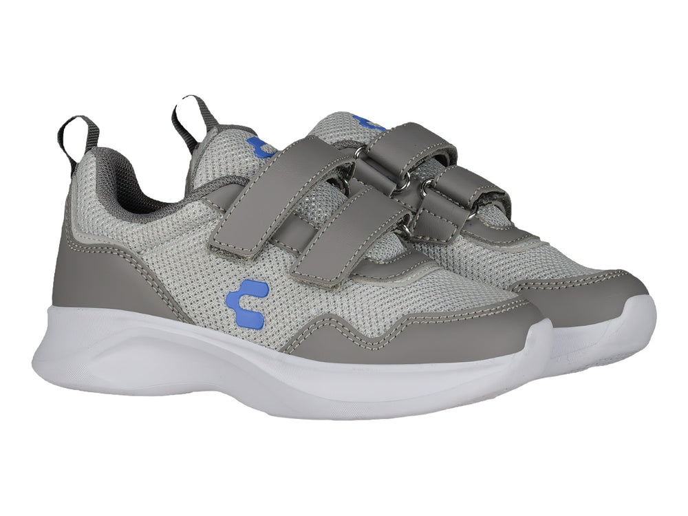Tenis deportivos Charly color gris y blanco con cierre de velcro y suela blanca.