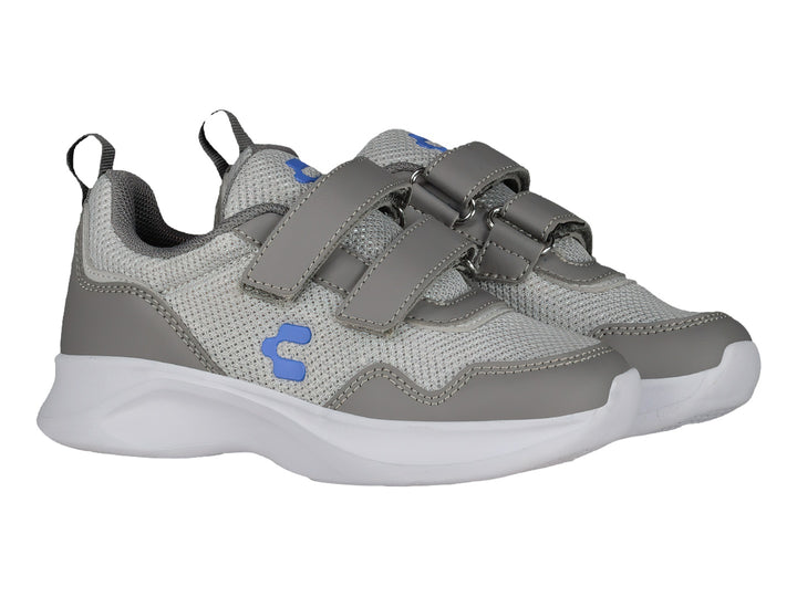 Tenis deportivos Charly color gris y blanco con cierre de velcro y suela blanca.