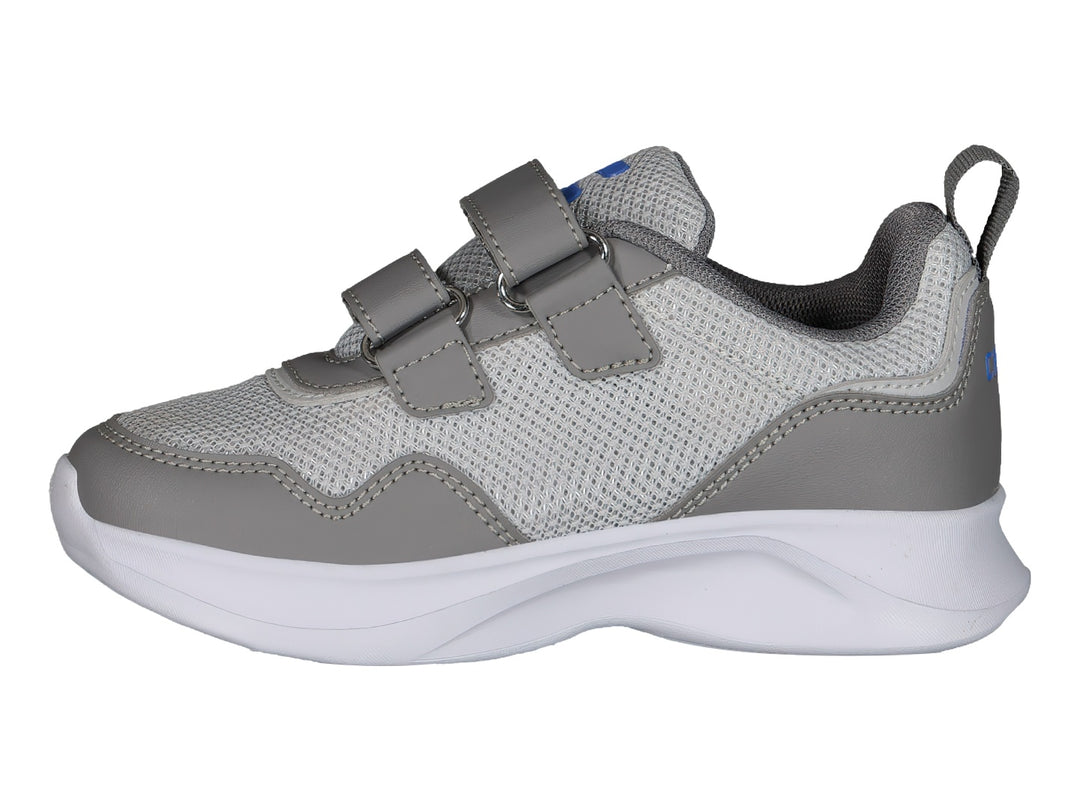 Tenis deportivos Charly color gris y blanco con cierre de velcro y suela blanca.