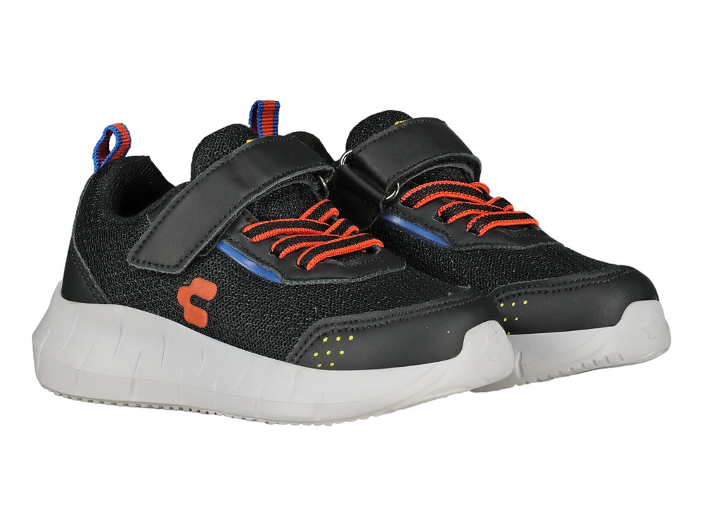 Tenis deportivos Charly color negro con suela blanca y detalles en naranja y azul.