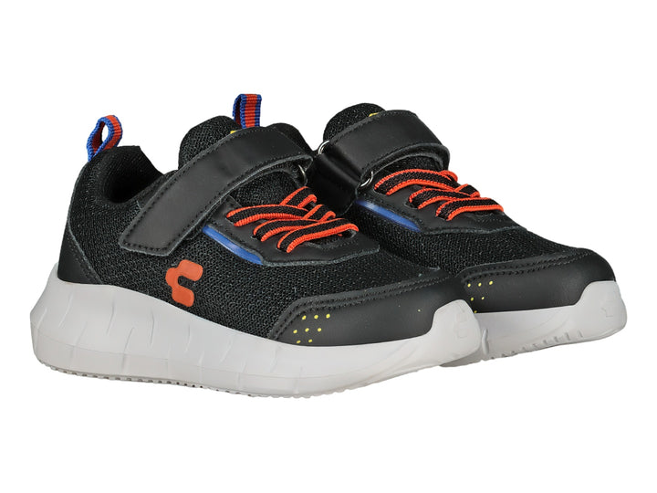 Tenis deportivos Charly color negro con suela blanca y detalles en naranja y azul.