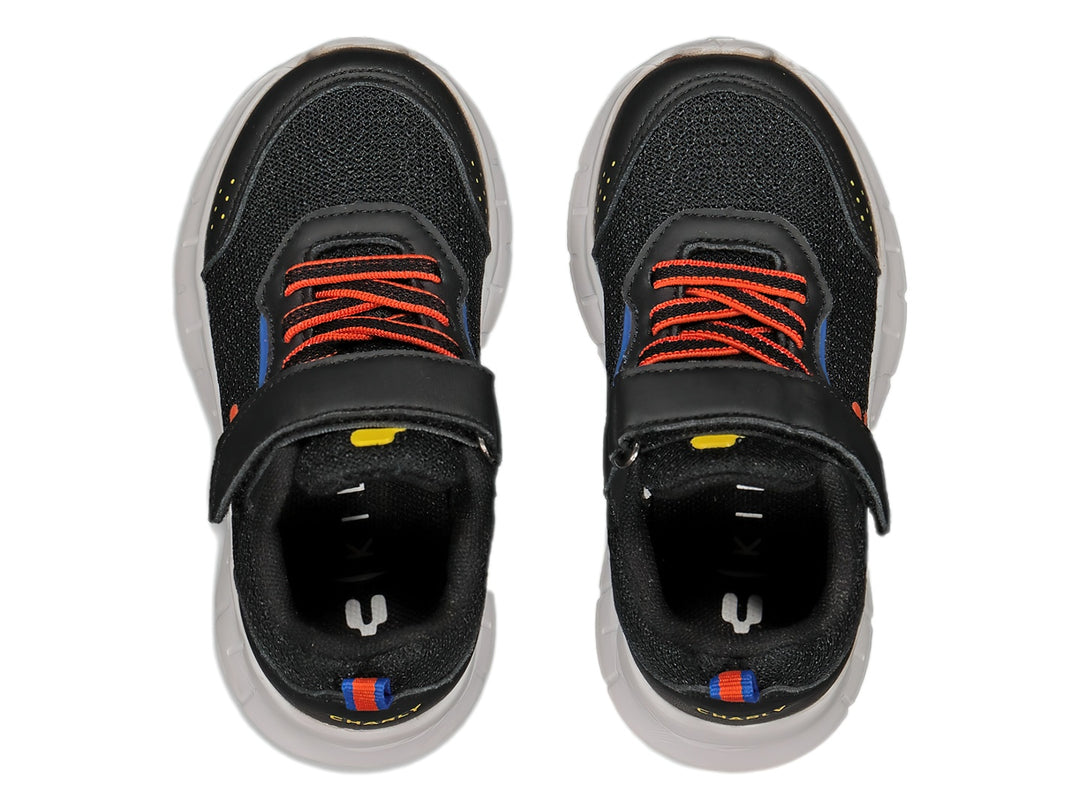 Tenis deportivos Charly color negro con suela blanca y detalles en naranja y azul.