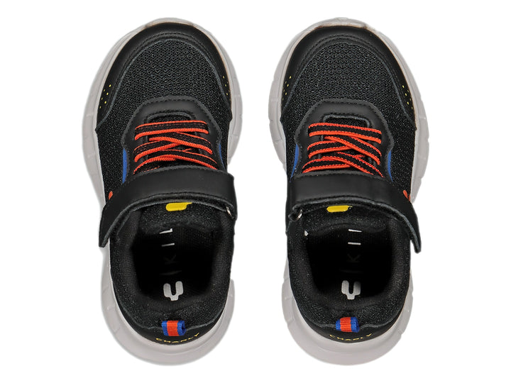 Tenis deportivos Charly color negro con suela blanca y detalles en naranja y azul.