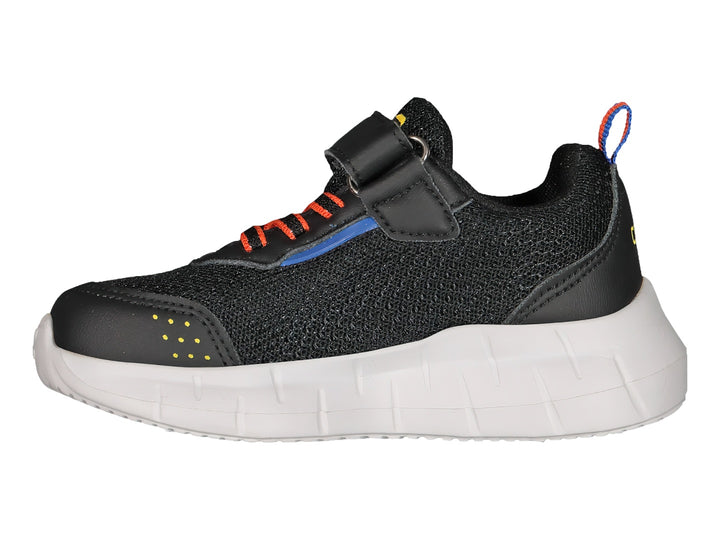 Tenis deportivos Charly color negro con suela blanca y detalles en naranja y azul.