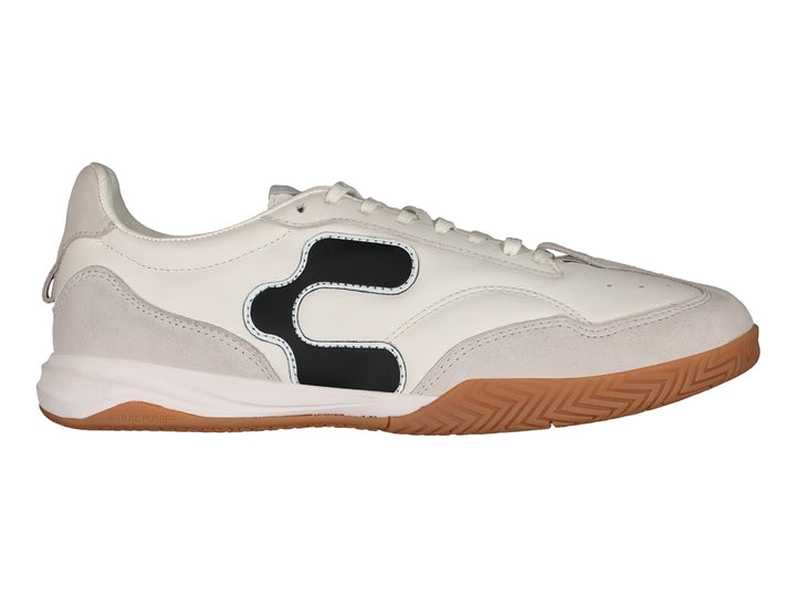Tenis de fútbol Charly color blanco con suela de goma color café y logotipo negro lateral.