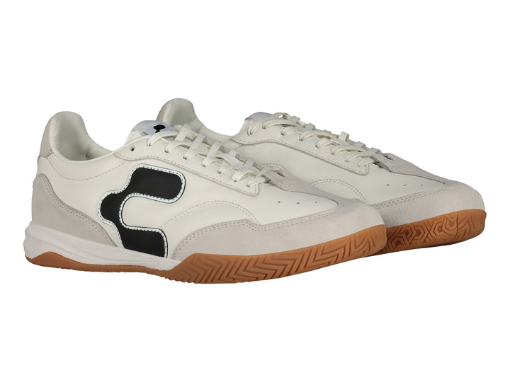 Tenis de fútbol Charly color blanco con suela de goma color café y logotipo negro lateral.