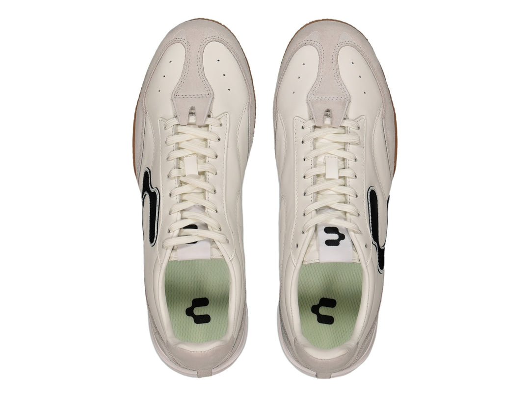 Tenis de fútbol Charly color blanco con suela de goma color café y logotipo negro lateral.