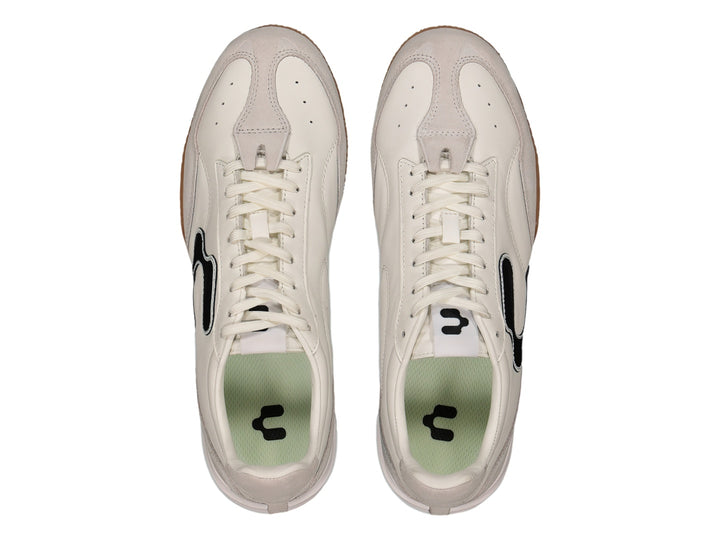 Tenis de fútbol Charly color blanco con suela de goma color café y logotipo negro lateral.
