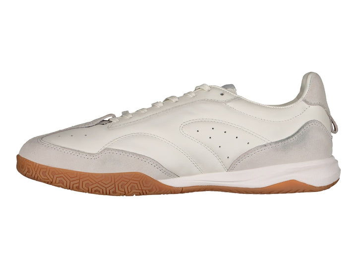 Tenis de fútbol Charly color blanco con suela de goma color café y logotipo negro lateral.