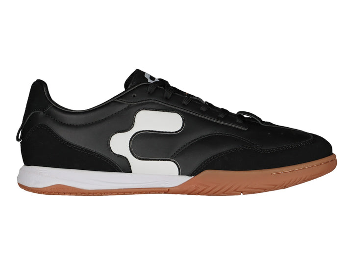 Zapato de fútbol Charly color negro con detalles blancos y suela de goma color café.