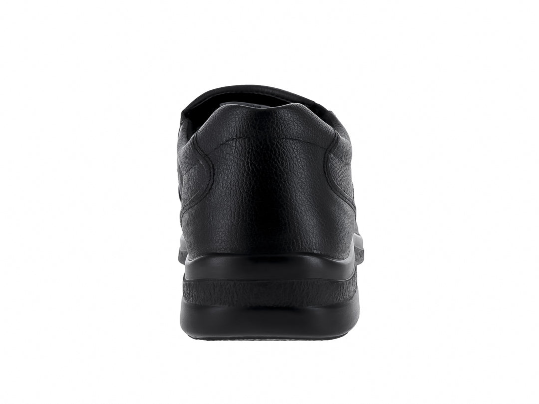 Zapato Flexi modelo Marcel en color negro, estilo slip-on de cuero con textura mate y suela cómoda.