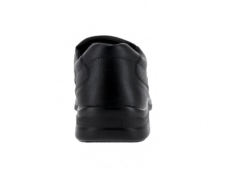 Zapato Flexi modelo Marcel en color negro, estilo slip-on de cuero con textura mate y suela cómoda.
