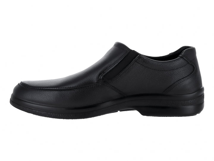 Zapato Flexi modelo Marcel en color negro, estilo slip-on de cuero con textura mate y suela cómoda.