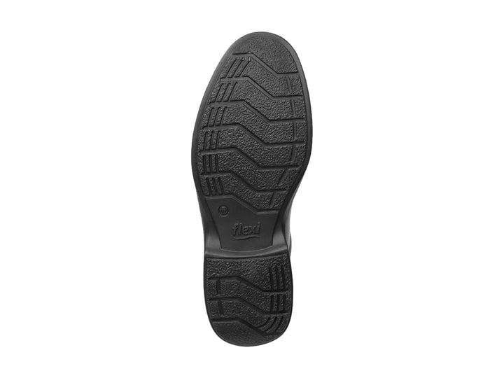 Zapato Flexi modelo Marcel en color negro, estilo slip-on de cuero con textura mate y suela cómoda.