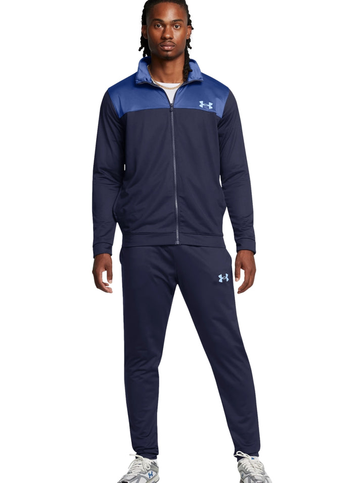 Conjunto deportivo Under Armour en color azul marino con detalles en azul claro.