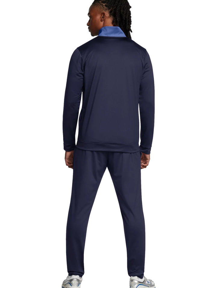 Conjunto deportivo Under Armour en color azul marino con detalles en azul claro.