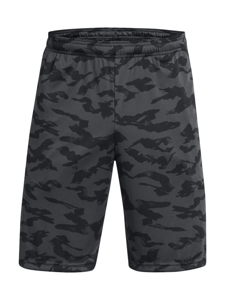 Hombre vistiendo shorts deportivos Under Armour con estampado de camuflaje en tonos negros y grises.