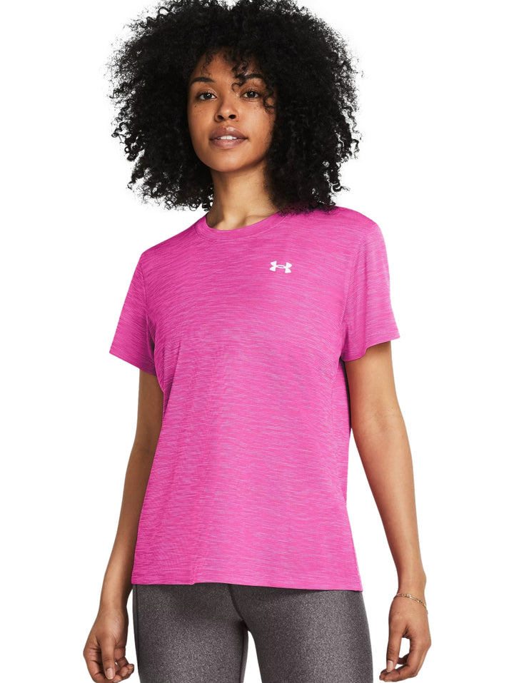 Mujer vistiendo una camiseta deportiva rosa de manga corta de la marca Under Armour.