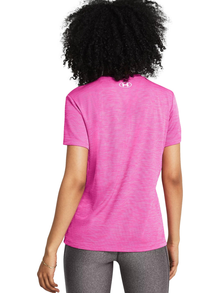 Mujer vistiendo una camiseta deportiva rosa de manga corta de la marca Under Armour.