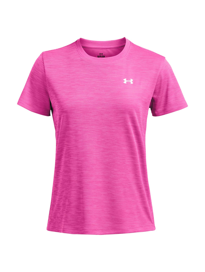 Mujer vistiendo una camiseta deportiva rosa de manga corta de la marca Under Armour.