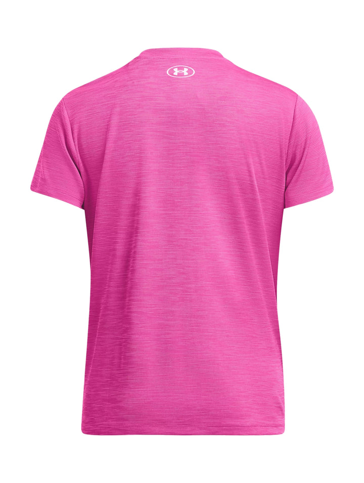 Mujer vistiendo una camiseta deportiva rosa de manga corta de la marca Under Armour.